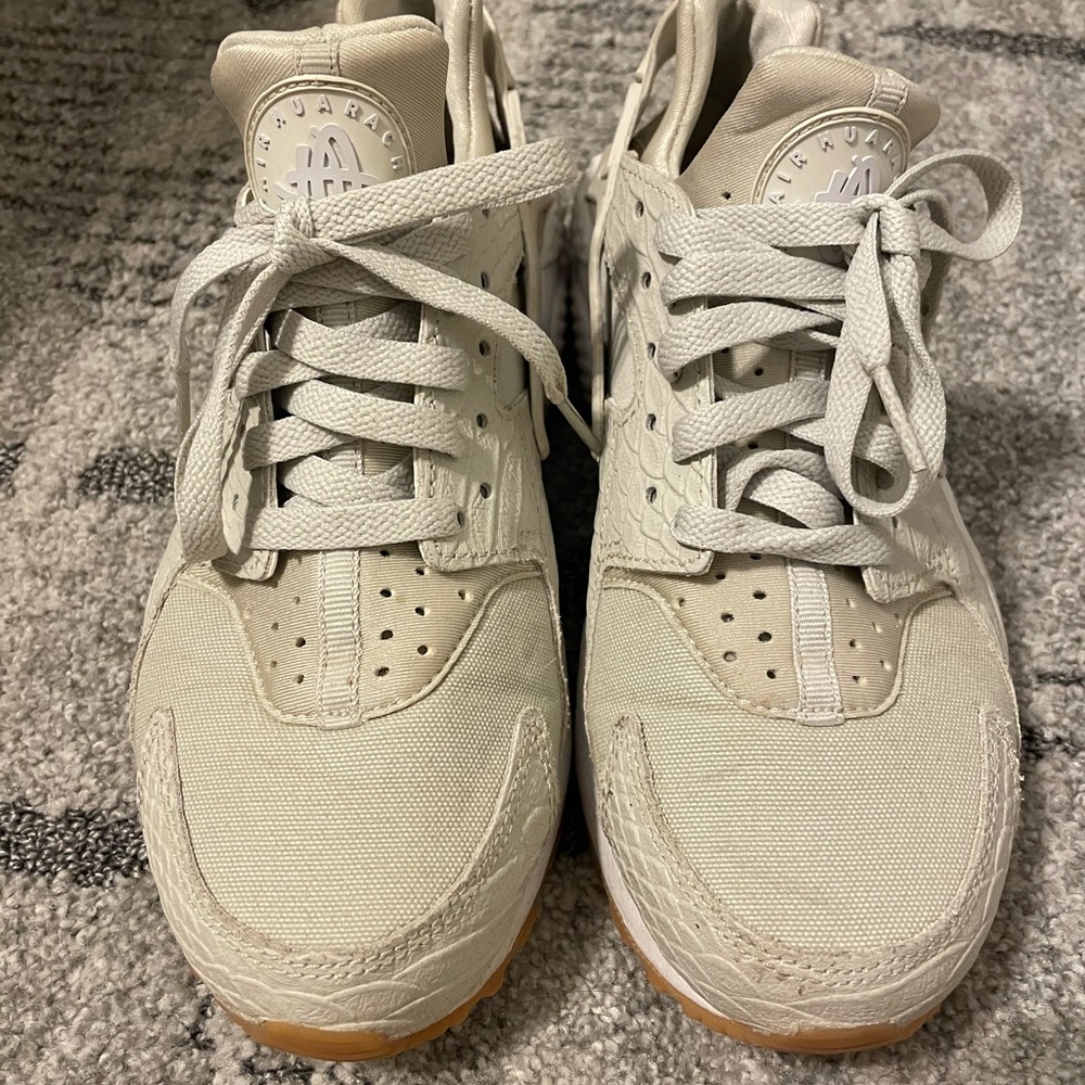 Women’s Nike Huaraches (Size 7.5)